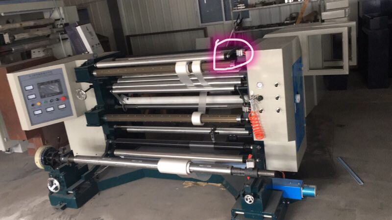 Máquina vertical de Rewinder de la cortadora de la cinta de Bopp, el rajar de papel 380V y máquina el rebobinar